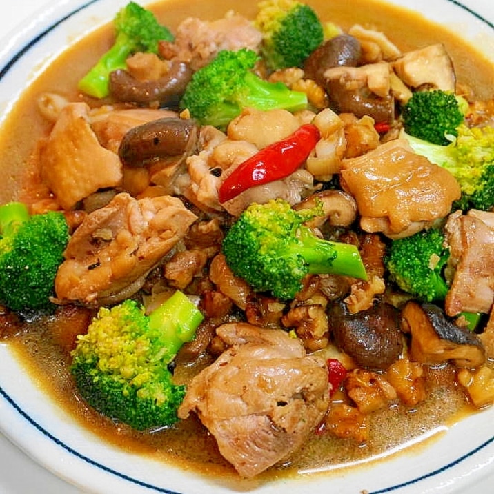 香ばしいクルミが決め手!鶏肉とクルミの炒めもの
